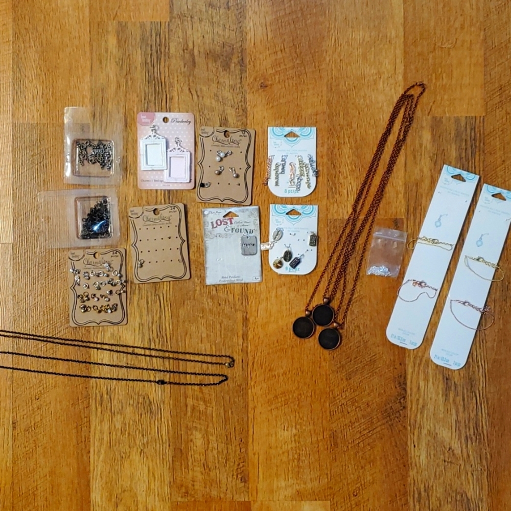 Lot of Jewelry Rovings- Necklaces, Charms‎